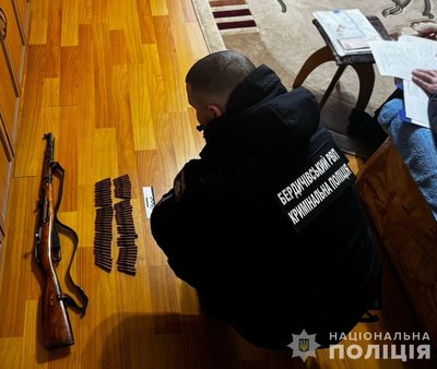 На Житомирщині поліцейські вилучили зброю, боєприпаси та наркотики під час обшуків На Житомирщині поліцейські вилучили зброю, боєприпаси та наркотики під час обшуків