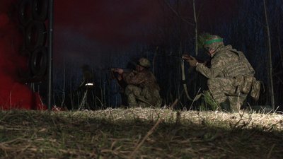 Як тренуються курсанти у вечірню пору доби в одному із навчальних центрів Сухопутних військ України Як тренуються курсанти у вечірню пору доби в одному із навчальних центрів Сухопутних військ України