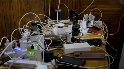 "Години дві стоїмо в черзі, аби набрати воду". Як жителі Павлограда переживають блекаут "Години дві стоїмо в черзі, аби набрати воду". Як жителі Павлограда переживають блекаут