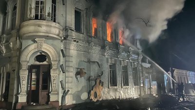 Пошкоджені історична будівля, де була бібліотека, будинки, адмінспоруди: РФ "Геранню" атакувала Новгород-Сіверський Пошкоджені історична будівля, де була бібліотека, будинки, адмінспоруди: РФ "Геранню" атакувала Новгород-Сіверський