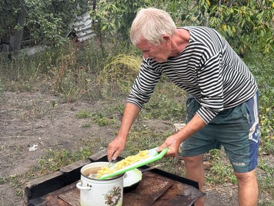«Страшно, а що зробиш?»: подружжя з Шабельківки готує на вулиці під звуки дронів і ракет «Страшно, а що зробиш?»: подружжя з Шабельківки готує на вулиці під звуки дронів і ракет