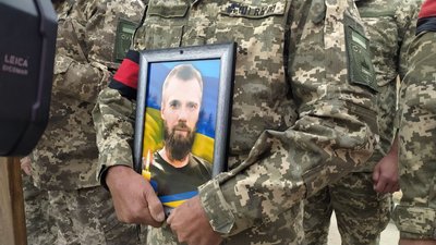 "Казав, що везучий". У Сумах попрощалися із загиблим захисником Вадимом Рєпіним "Казав, що везучий". У Сумах попрощалися із загиблим захисником Вадимом Рєпіним