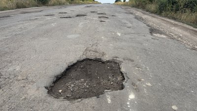 «Швидка не може доїхати»: жителі громади на Вінниччині скаржаться на стан дороги «Швидка не може доїхати»: жителі громади на Вінниччині скаржаться на стан дороги
