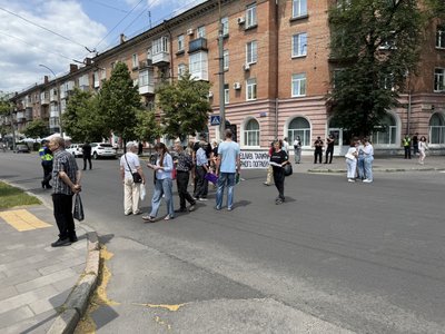 Протест у центрі Полтави: люди виступили проти двоставкового тарифу на теплопостачання Протест у центрі Полтави: люди виступили проти двоставкового тарифу на теплопостачання