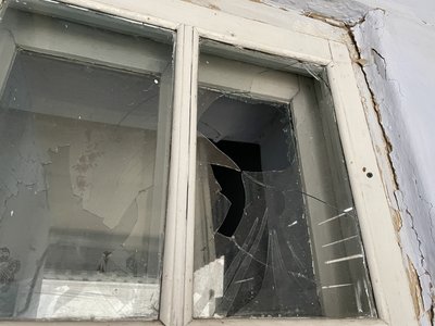 Пошкоджені будинки, типографія та університет. Як херсонці ліквідовували наслідки обстрілу Дніпровського району Пошкоджені будинки, типографія та університет. Як херсонці ліквідовували наслідки обстрілу Дніпровського району