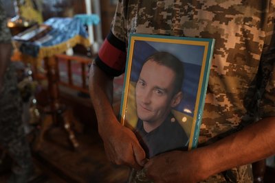 У Сумах провели в останню путь військовослужбовця Ігоря Дробнова У Сумах провели в останню путь військовослужбовця Ігоря Дробнова