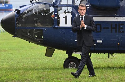 Президент Франції Емманюель Макрон прибув на гелікоптері на переговори з канцлером Німеччини до вілли Борзіг у Берліні, 23 липня 2025 року Президент Франції Емманюель Макрон прибув на гелікоптері на переговори з канцлером Німеччини до вілли Борзіг у Берліні, 23 липня 2025 року