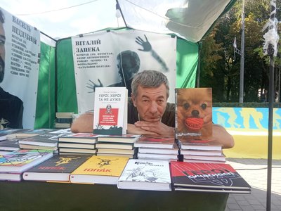 "Чекав росіян, а просив хліба у нас": Віталій Запека з Полтави про "ждунів", черги на війну та книги "Чекав росіян, а просив хліба у нас": Віталій Запека з Полтави про "ждунів", черги на війну та книги