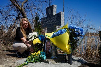 Богдана Садомська на місці загибелі батька Богдана Садомська на місці загибелі батька