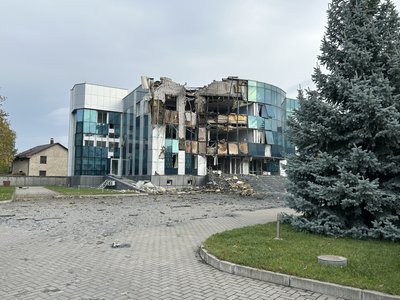 Російський безпілотник влучив у будівлю телекомпанії у Кременчуці: що розповіли очевидці