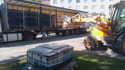 сонячні панелі, допомога, трактор, розвантаження сонячні панелі, допомога, трактор, розвантаження