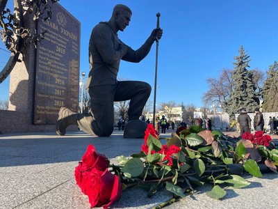 "Ми молимося за кожного захисника": у Черкасах вшанували пам'ять полеглих "кіборгів" "Ми молимося за кожного захисника": у Черкасах вшанували пам'ять полеглих "кіборгів"
