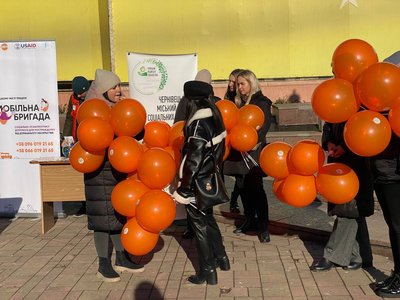 Що було на акції "Червона лавка", яка спрямована на запобігання насильству, у Чернівцях Що було на акції "Червона лавка", яка спрямована на запобігання насильству, у Чернівцях