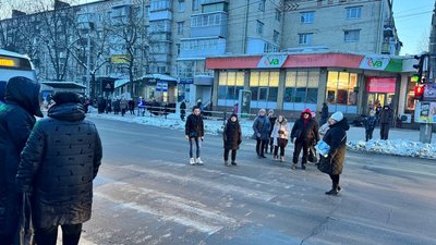 На акцію через тривале відключення електроенергії вийшли жителі Хмельницького На акцію через тривале відключення електроенергії вийшли жителі Хмельницького