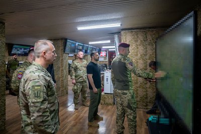 Президент вручив нагороди військовим житомирської 95-ї бригади Президент вручив нагороди військовим житомирської 95-ї бригади