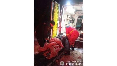 З села на Чернігівщині, що за три кілометри від кордону з РФ, евакуювали тяжкохвору людину З села на Чернігівщині, що за три кілометри від кордону з РФ, евакуювали тяжкохвору людину