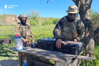 Виявили на "зерновому коридорі": військові моряки показали, як знешкоджують морські міни Виявили на "зерновому коридорі": військові моряки показали, як знешкоджують морські міни