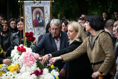В Ужгороді попрощалися із військовим Євгеном Югасом В Ужгороді попрощалися із військовим Євгеном Югасом