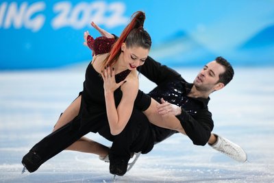 Українські фігуристи Олександра Назарова та Максим Нікітін на Олімпійських іграх-2022 у Пекіні в танцях на льоду під "Мулен Руж" Українські фігуристи Олександра Назарова та Максим Нікітін на Олімпійських іграх-2022 у Пекіні в танцях на льоду під "Мулен Руж"