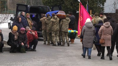"Він мені був як старшим сином": у Хмельницькому попрощалися з військовим Павлом Кітайчуком "Він мені був як старшим сином": у Хмельницькому попрощалися з військовим Павлом Кітайчуком