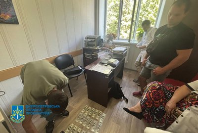 9 тисяч доларів за фіктивне присвоєння групи інвалідності чоловікам: медиків з Дніпра підозрюють у хабарництві 9 тисяч доларів за фіктивне присвоєння групи інвалідності чоловікам: медиків з Дніпра підозрюють у хабарництві
