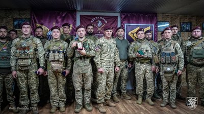 Воїни житомирської 95 бригади, які відзначилися у боях проти армії РФ, отримали нагороди Воїни житомирської 95 бригади, які відзначилися у боях проти армії РФ, отримали нагороди