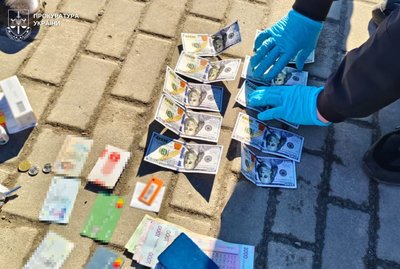 Вимагав 2 800 доларів за реєстрацію майна: у Львові адвокату повідомили про підозру