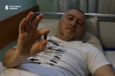 Староста Антонівки Сергій Іващенко показує уламок від дрона, який херсонські лікарі витягли з його ноги після поранення Староста Антонівки Сергій Іващенко показує уламок від дрона, який херсонські лікарі витягли з його ноги після поранення