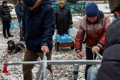 Місцеві жителі набирають воду у Покровську 19 грудня 2024 року Місцеві жителі набирають воду у Покровську 19 грудня 2024 року