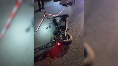 У Чернігові водій на скутері врізався в електроопору: у пасажирки перелом черепа У Чернігові водій на скутері врізався в електроопору: у пасажирки перелом черепа