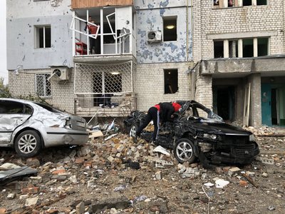 Пошкоджені житлові будинки, склади та дитячий майданчик: очевидці розповіли про нічний обстріл Миколаєва Пошкоджені житлові будинки, склади та дитячий майданчик: очевидці розповіли про нічний обстріл Миколаєва