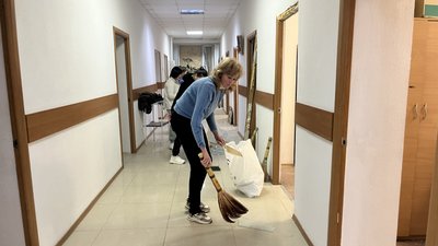 У харківській лікарні, біля якої ввечері ударила російська авіабомба, персонал і комунальники розбирають руйнування У харківській лікарні, біля якої ввечері ударила російська авіабомба, персонал і комунальники розбирають руйнування