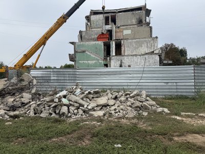 Демонтують під’їзд повністю: як відновлюватимуть зруйнований ракетою будинок у Полтаві