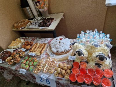 Мукачівські школярі на благодійному ярмарку зібрали 70 тисяч гривень для ЗСУ Мукачівські школярі на благодійному ярмарку зібрали 70 тисяч гривень для ЗСУ