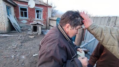 72-річна жителька Лютівки зазнала порізів та гострої реакції на стрес внаслідок авіаударів російських військ по селу ввечері 8 квітня 2025 року 72-річна жителька Лютівки зазнала порізів та гострої реакції на стрес внаслідок авіаударів російських військ по селу ввечері 8 квітня 2025 року