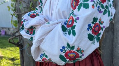 Вишивані сорочки та спідницю із взорами, змальованими з хустин, бережуть у родині на Рівненському Поліссі Вишивані сорочки та спідницю із взорами, змальованими з хустин, бережуть у родині на Рівненському Поліссі