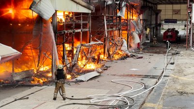 "Барабашово" у Харкові горить після влучання "Шахеда" 6 травня 2025 року "Барабашово" у Харкові горить після влучання "Шахеда" 6 травня 2025 року