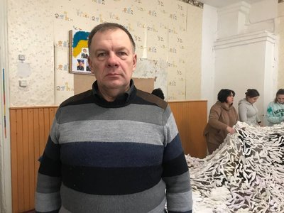 Сітки для ЗСУ власними руками: рибалка з Житомирщини плете основи маскувальних сіток для військових Сітки для ЗСУ власними руками: рибалка з Житомирщини плете основи маскувальних сіток для військових