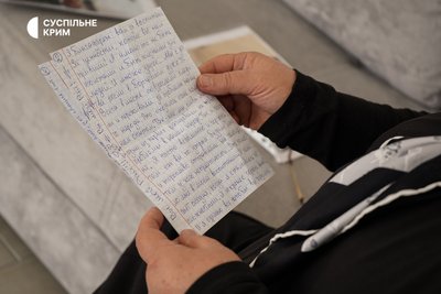 Лемара Умерова читає лист від сина, кримського політвʼязня Аметхана Умерова Лемара Умерова читає лист від сина, кримського політвʼязня Аметхана Умерова