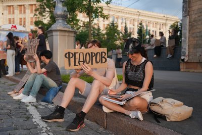 Хлопець та дівчина прийшли на вечірню акцію проти звільнення Федорова Хлопець та дівчина прийшли на вечірню акцію проти звільнення Федорова