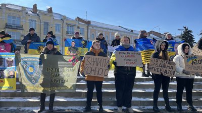 У Полтаві влаштували акцію-нагадування про військовополонених У Полтаві влаштували акцію-нагадування про військовополонених