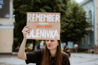 Акція в Житомирі на підтримку військовополонених та зниклих безвісти: ми пам'ятаємо про теракт в Оленівці Акція в Житомирі на підтримку військовополонених та зниклих безвісти: ми пам'ятаємо про теракт в Оленівці