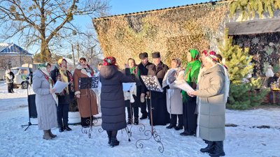 На Тернопільщині колядували, щоб зібрати гроші для ЗСУ, благодійність, 5 грудня 2025 року На Тернопільщині колядували, щоб зібрати гроші для ЗСУ, благодійність, 5 грудня 2025 року