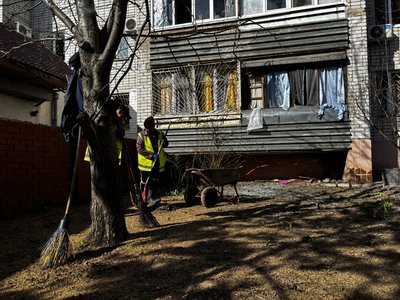 У Харкові зафіксували влучання дрона вранці 26 березня, комунальники прибирають розбите скло У Харкові зафіксували влучання дрона вранці 26 березня, комунальники прибирають розбите скло