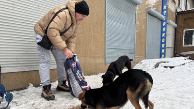 Ігор Глотов підгодовує безпритульних тварин у Добропіллі Донецька область 3 січня 2026 рік Ігор Глотов підгодовує безпритульних тварин у Добропіллі Донецька область 3 січня 2026 рік