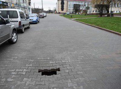 У Звягелі на Житомирщині серед міста утворилося провалля – рух для автотранспорту закрили У Звягелі на Житомирщині серед міста утворилося провалля – рух для автотранспорту закрили