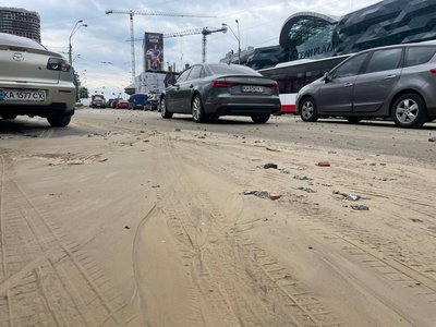 Прорив водогону біля метро "Либідська": вулицю Антоновича перекрили. Підземка працює у звичному режимі Прорив водогону біля метро "Либідська": вулицю Антоновича перекрили. Підземка працює у звичному режимі