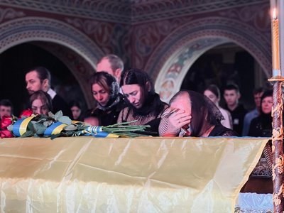 У Мукачеві попрощалися з полеглим на війні захисником Володимиром Сорокою У Мукачеві попрощалися з полеглим на війні захисником Володимиром Сорокою