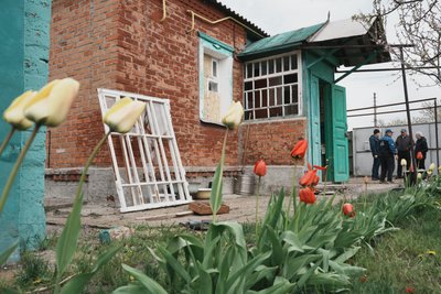 Будинок, який зазнав пошкоджень внаслідок російського удару, Чугуїв, 28 квітня 2026 року Будинок, який зазнав пошкоджень внаслідок російського удару, Чугуїв, 28 квітня 2026 року