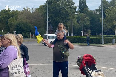 "Щоб нас не лише почули, а щось почали робити": в Одесі під будівлею ОВА зібралися рідні полонених з "Азовсталі" "Щоб нас не лише почули, а щось почали робити": в Одесі під будівлею ОВА зібралися рідні полонених з "Азовсталі"